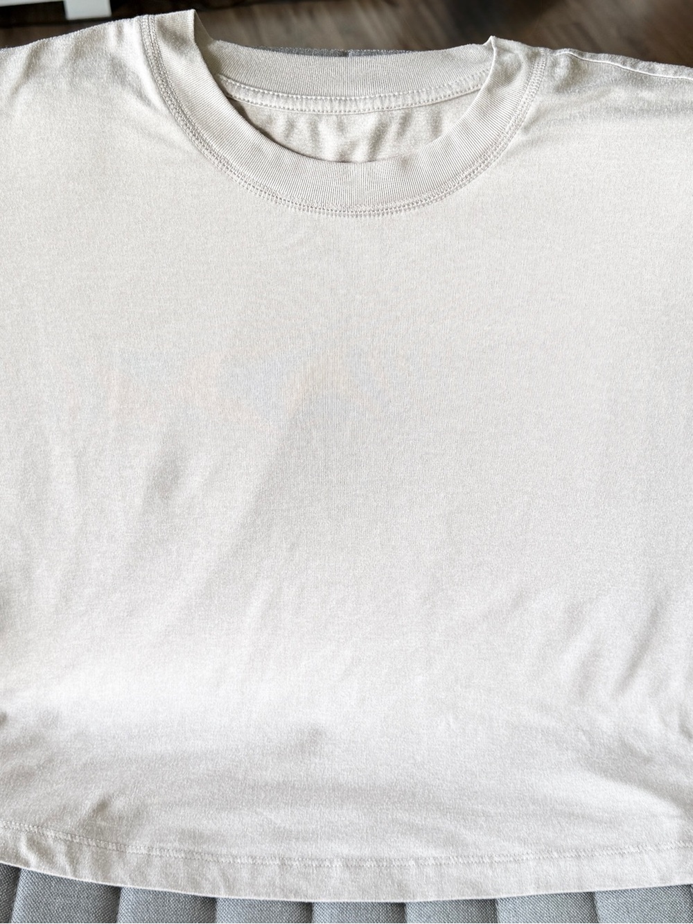 Vuori Women’s Boxy Crop Crewneck T-Shirt, Light Tan/Cream, Super soft!!